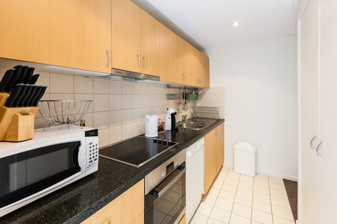 NAOMI, 2BDR South Melbourne Apartment - Holiday Find 4