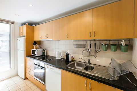 NAOMI, 2BDR South Melbourne Apartment - Holiday Find 3