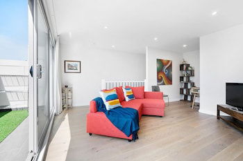 DINA, 2BDR Carlton Apartment - Holiday Find 0