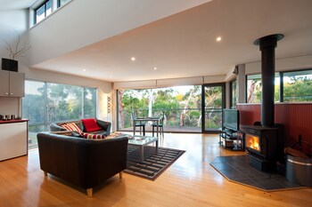 Dee Jays Studio - Holiday Find 0