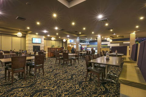 Nightcap At Waltzing Matilda Hotel - Holiday Find 7