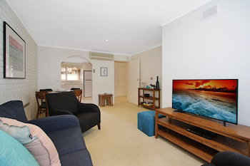 Woody's In Central Bright - Holiday Find 1