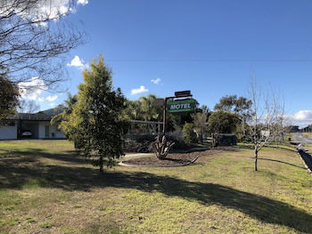 Green Door Motel - Holiday Find 0
