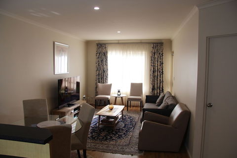 Adelaide City Apartment - 3BR, 2Bath & Carpark - Holiday Find 2