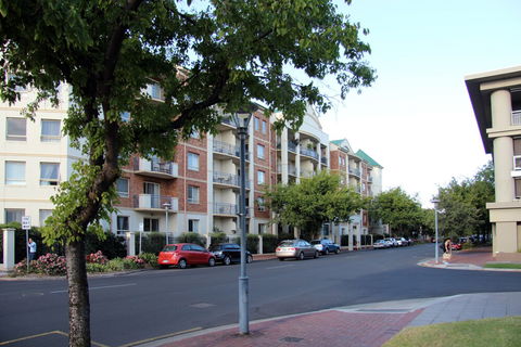 Adelaide City Apartment - 3BR, 2Bath & Carpark - Holiday Find 1