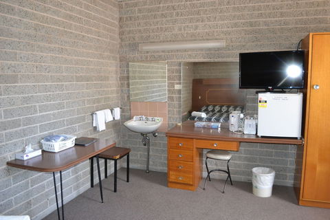 Shamrock Hotel Motel Balranald - Holiday Find 3