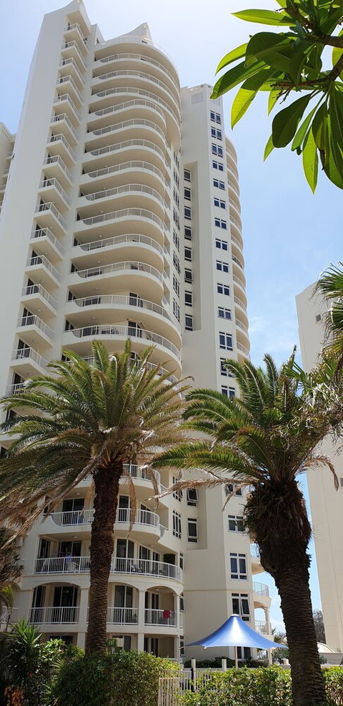 Resort-Style Apartment Opposite Beach - Holiday Find 2