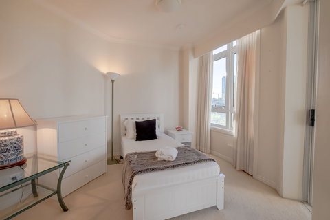 Resort-Style Apartment Opposite Beach - Holiday Find 5