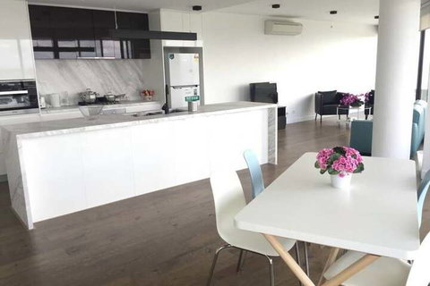 Doncaster Apartment - Holiday Find 2