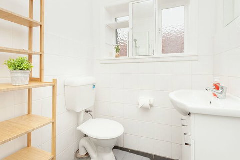 Newly Renovated Apt Close To CBD Unit 2 - Holiday Find 3