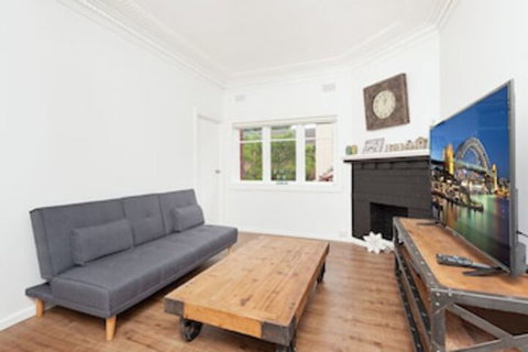 Newly Renovated Apt Close To CBD Unit 2 - Holiday Find 0