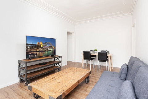 Newly Renovated Apt Close To CBD Unit 2 - Holiday Find 2