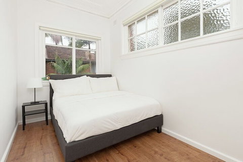 Newly Renovated Apt Close To CBD Unit 2 - Holiday Find 5