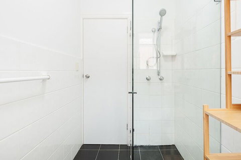 Newly Renovated Apt Close To CBD Unit 2 - Holiday Find 6