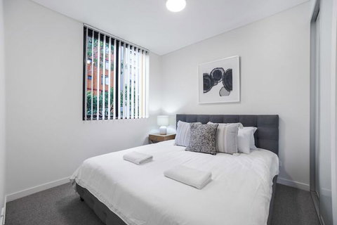 HomeHotel Walking Distance To Train & Westfield - Holiday Find 5