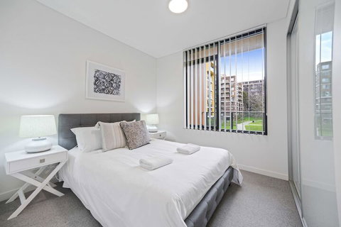 HomeHotel Walking Distance To Train & Westfield - Holiday Find 6