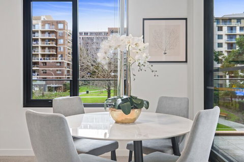 HomeHotel Walking Distance To Train & Westfield - Holiday Find 3