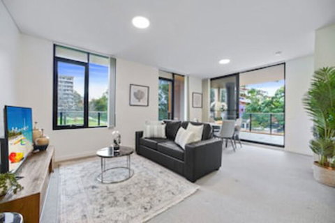 HomeHotel Walking Distance To Train & Westfield - Holiday Find 0