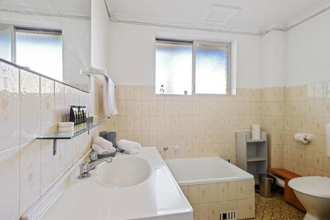 HomeHotel Luxury Close To Train Station - Holiday Find 3