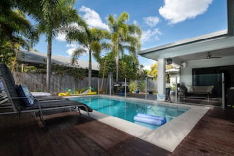 Beach Bliss Queen Bed BBQ Pool Netflix - Holiday Find 0