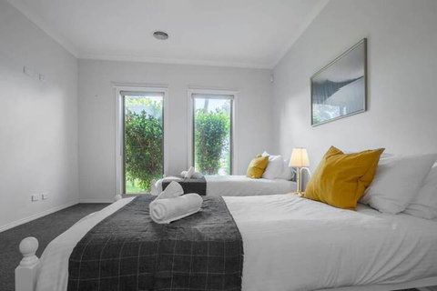 72 Officer - Holiday Find 4