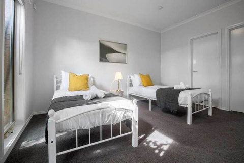 72 Officer - Holiday Find 3