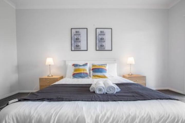 Officer VIC Holiday Find