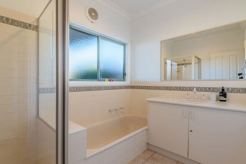 Beach Views On Beilby Free Wifi & Foxtel PET Friendly - Holiday Find 7