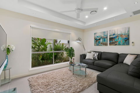 Luxury Living On The Beachfront - Holiday Find 5