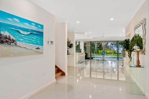 Luxury Living On The Beachfront - Holiday Find 0