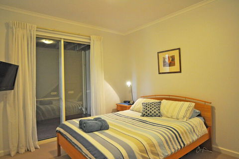 THE Sails 8 Linen Included Central Location - Holiday Find 3