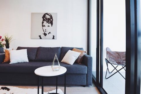 HFN Crown Shadow Play Apartment - Holiday Find 0