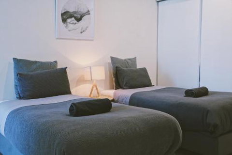 HFN Crown Shadow Play Apartment - Holiday Find 1