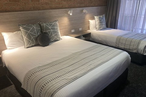 Hamilton's Henry Parkes Motor Inn, Parkes - Holiday Find 1