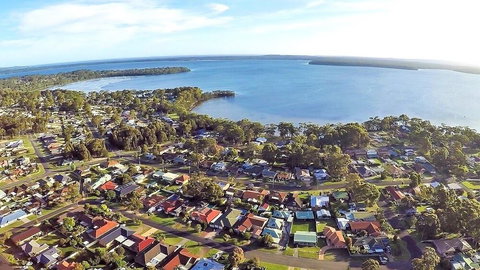 Paradise Bungalow Waterfront - Holiday Find 0