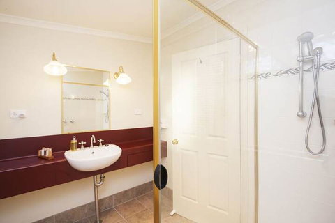 Beechworth Cedar Cottages - Holiday Find 7