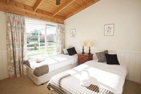 Beechworth Cedar Cottages - Holiday Find 4