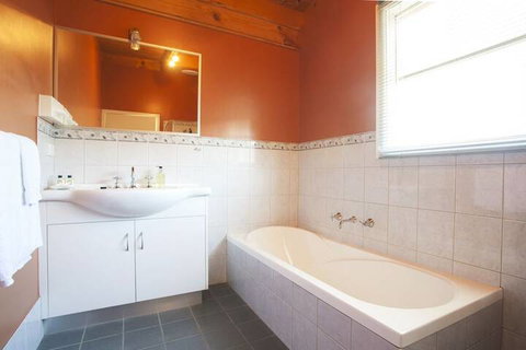 Beechworth Cedar Cottages - Holiday Find 5
