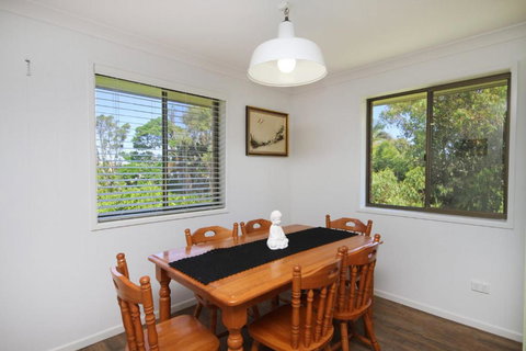 Red Door Beach House Marcoola Beach PET FRIENDLY FOXTEL WIFI 500 BOND Linen Supplied - Holiday Find 3
