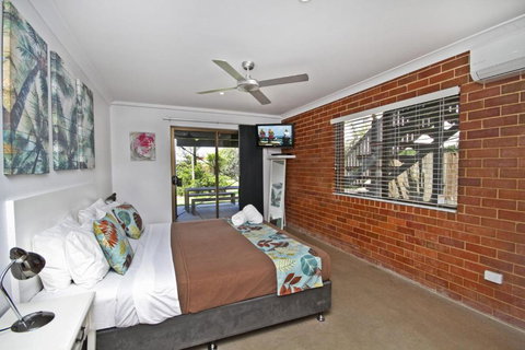 Red Door Beach House Marcoola Beach PET FRIENDLY FOXTEL WIFI 500 BOND Linen Supplied - Holiday Find 5