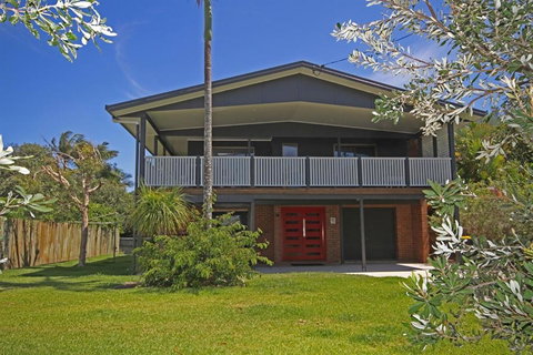 Red Door Beach House Marcoola Beach PET FRIENDLY FOXTEL WIFI 500 BOND Linen Supplied - Holiday Find 6
