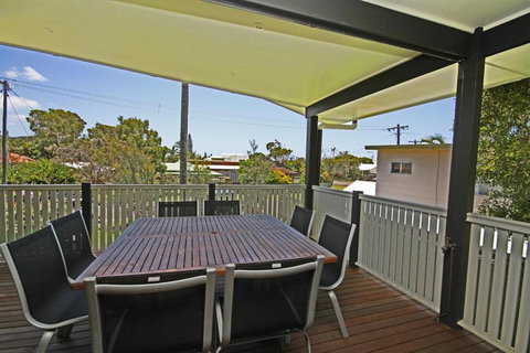 Red Door Beach House Marcoola Beach PET FRIENDLY FOXTEL WIFI 500 BOND Linen Supplied - Holiday Find 1