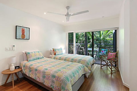Barefoot Bungalow Castaways Beach - Holiday Find 1