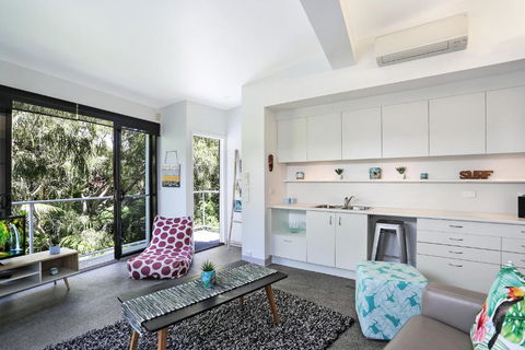 Barefoot Bungalow Castaways Beach - Holiday Find 4