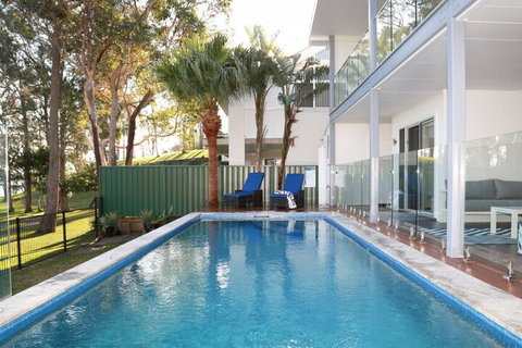 Hamptons Coastline Retreat Waterfront With A Heated Pool - Holiday Find 1