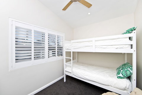 Hamptons Coastline Retreat Waterfront With A Heated Pool - Holiday Find 6