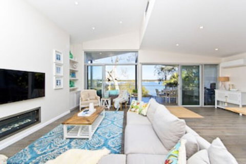 Hamptons Coastline Retreat Waterfront With A Heated Pool - Holiday Find 0