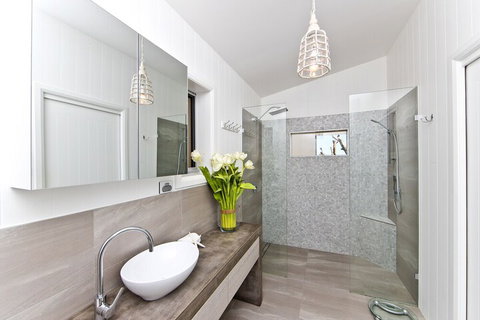 Hamptons Coastline Retreat Waterfront With A Heated Pool - Holiday Find 5