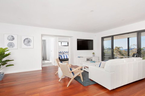 Hilltop Hideaway Breathtaking Views Moments To Beach! - Holiday Find 3