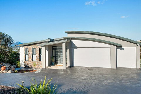 Hilltop Hideaway Breathtaking Views Moments To Beach! - Holiday Find 2